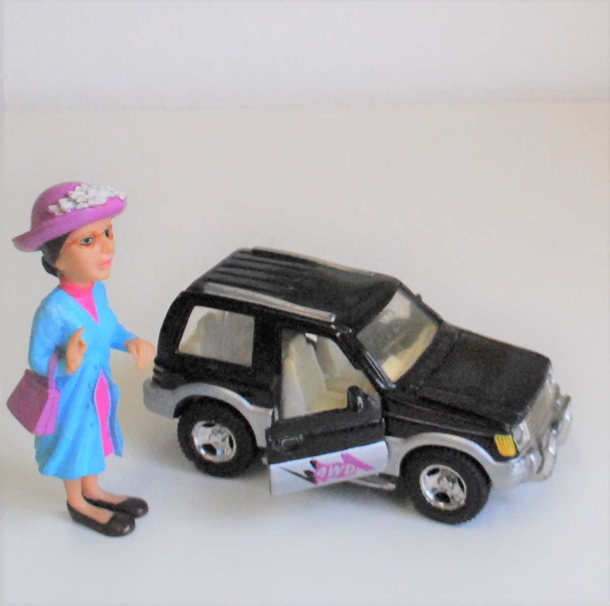 Bild 5 MAMA Frau am Auto