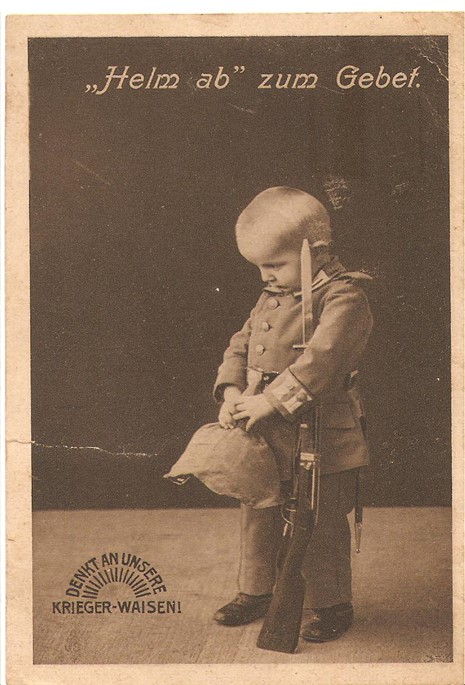 Abb. 1 Helm ab zum Gebet. Postkarte mit betenden Jungen in Uniform und Gewehr mit aufgesetztem Bajonett